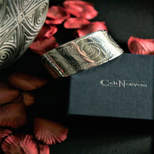 Load image into Gallery viewer, Front detail showing dotted swirl pattern