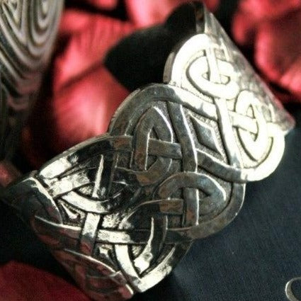 Spectacular chunky Pewter Celtic Knot pattern bangle by St  Justin  of Cornwall.  Comes in presentation  box and  also a bag for storage in a handbag.